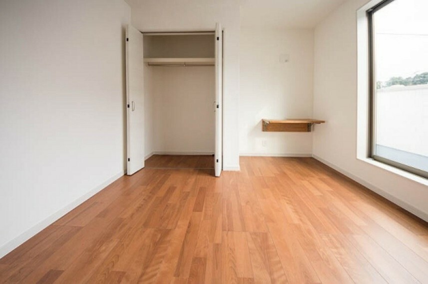 【Private room】 2面採光で光を集めるプライベートルームはゆっくりと落ち着く空間です。クローゼットもございますので、収納家具を新たに揃える準備も省け、なにより居住空間を広く使えるので快適