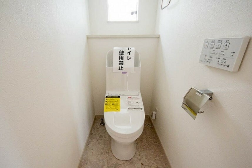 トイレットペーパーの使用回数を減らせる温水洗浄便座付きトイレ。年中温かく、季節を問わず快適に座ることができます。