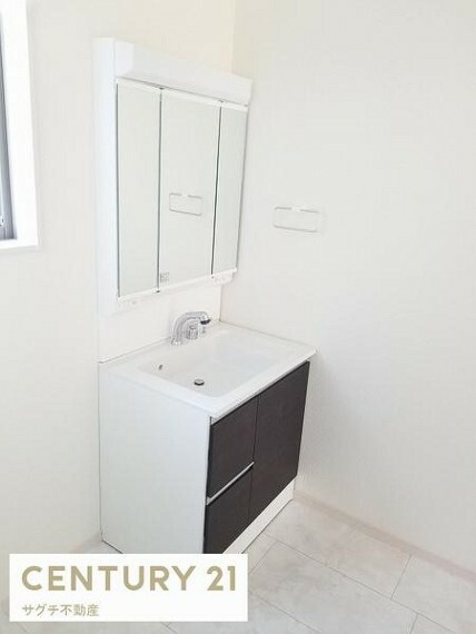 三面鏡にハンドシャワー付き、使いやすい洗面台（2023年3月撮影）