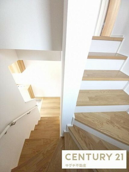 白い手すりがついた階段（2023年3月撮影）