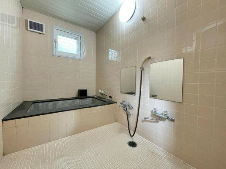浴室 窓付きで換気がしやすい浴室！