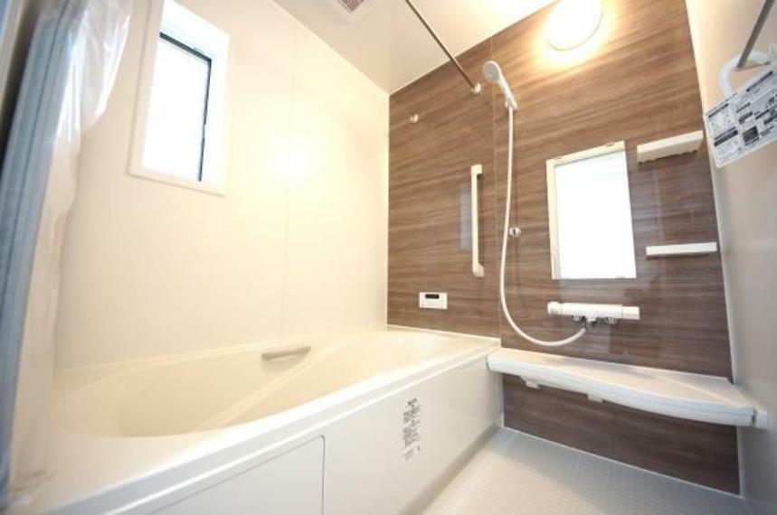 浴室 《浴室》■高級感のあるバスルームは一日の疲れを癒す居心地の良い空間です。