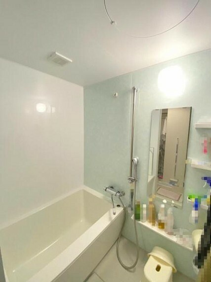 浴室 【浴室】 ゆったりと浸かれる浴槽。 明るい色合いのバスルームです。