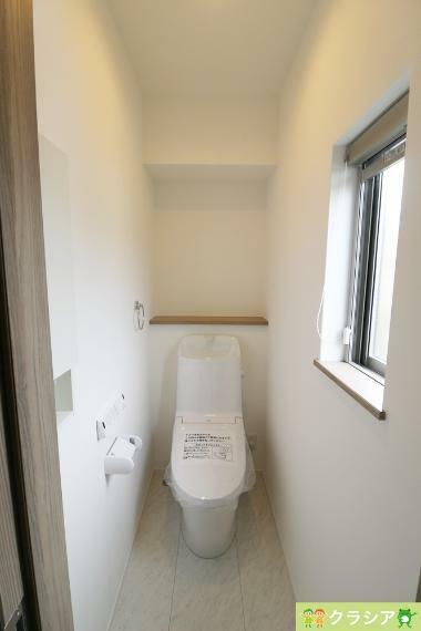 トイレ 2階トイレです。自然換気ができる小窓から自然な光が射し込みます。（2023年4月撮影）