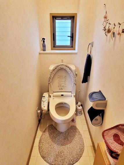 洗面 トイレは温水洗浄機能便座です。