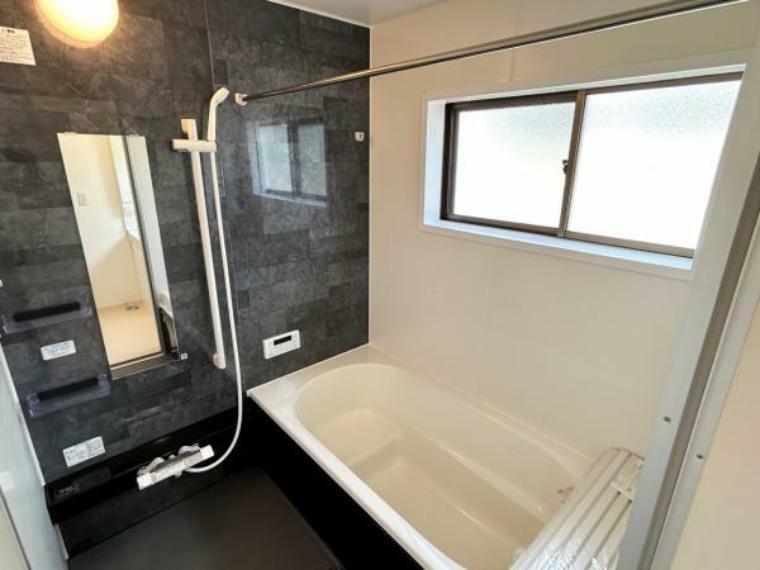 浴室 【リフォーム済】浴室はスペースを拡大して1坪サイズのユニットバスを新設いたしました。広々とした綺麗なお風呂は毎日の入浴を楽しくしてくれますね。