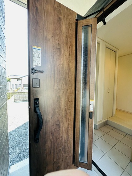 玄関 施錠している時でも換気が出来る採風タイプの玄関ドア。リモコンキーなので手が塞がっている時でも大丈夫。