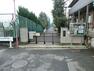 中学校 横浜市立六角橋中学校 校章は昭和22年に生徒の森圭三君の考案によるもの 橋の擬宝珠を六角にあしらい六角橋を表現し、中に中学校の中を入れたもの