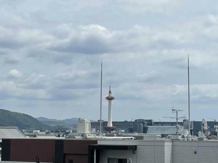 バルコニーから京都タワー眺望があります。