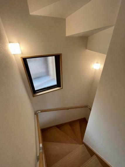 二階へと続く階段は優しい光が差し込んできます。