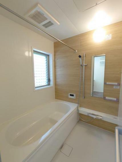 【リフォーム済/浴室】浴室はハウステック製の新品のユニットバスに交換します。足を伸ばせる1坪サイズの広々とした浴槽で、1日の疲れをゆっくり癒すことができますよ。