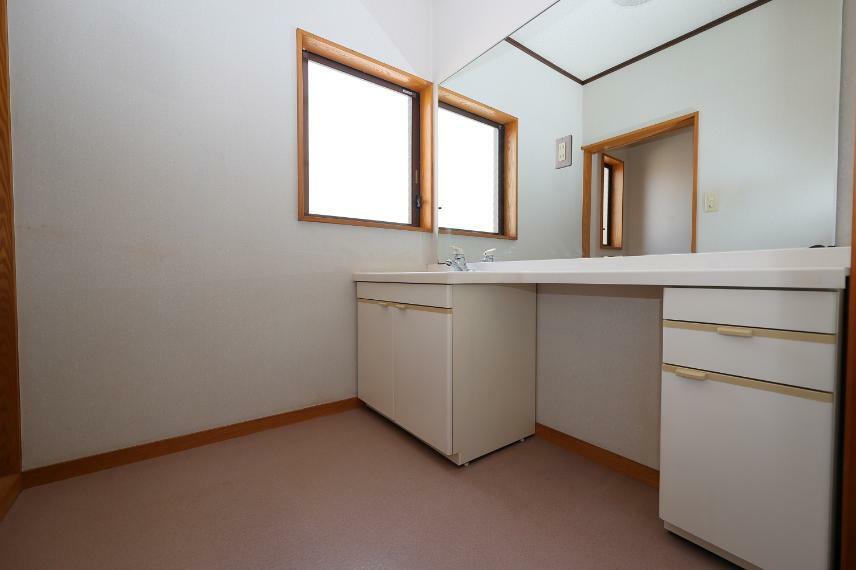 2階　洗面化粧台　1階にも洗面台はあります。