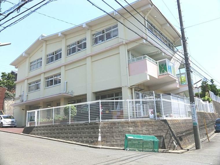 幼稚園・保育園 国学院幼稚園（違う学年とも関われるように2学期より縦割り保育を実施。保育終了後の預かり保育もあります。）