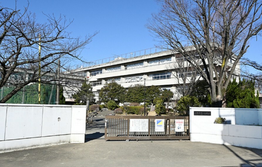 中学校 現地から360m～380m。　蕨市立第二中学校　自ら学び、深く考える生徒　心豊かで、思いやりのある生徒　たくましく、健やかな生徒を学校教育目標に、当たり前のことを当たり前に行う学校を目指しています。