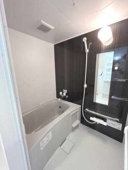 浴室 【リフォーム後】リクシル製のユニットバスに新品交換しました。節水ができる0.75坪の浴槽です。水回りが新品だとうれしいですね。