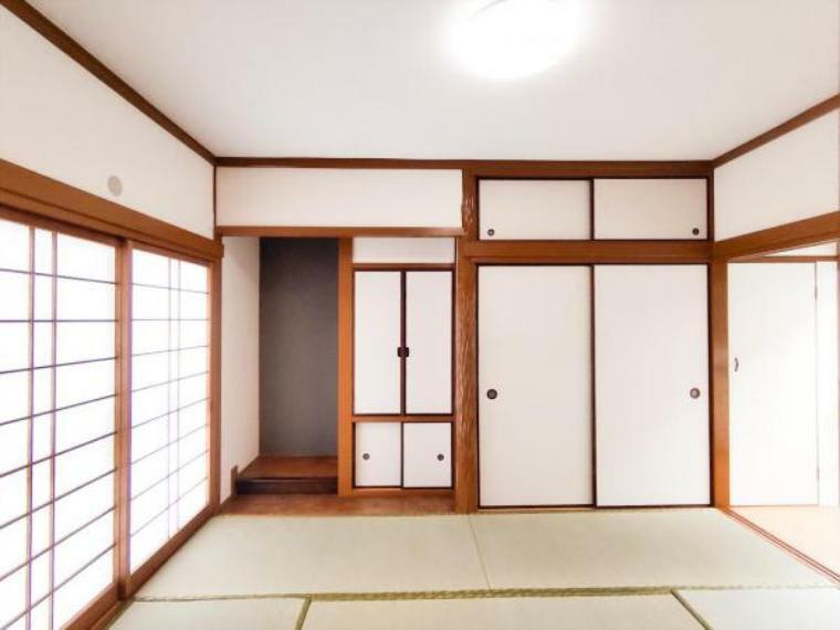 （リフォーム済）1階6帖和室は天井、壁をクロス貼りにし、畳を表替え・襖を貼替しました。床の間に季節の生け花などを飾るのも素敵ですね。
