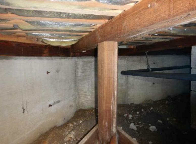 中古住宅の3大リスクである、雨漏り、主要構造部分の欠陥や腐食、給排水管の漏水や故障を2年間保証します。その前提で床下を確認しシロアリの被害調査と防除工事もおこないます。