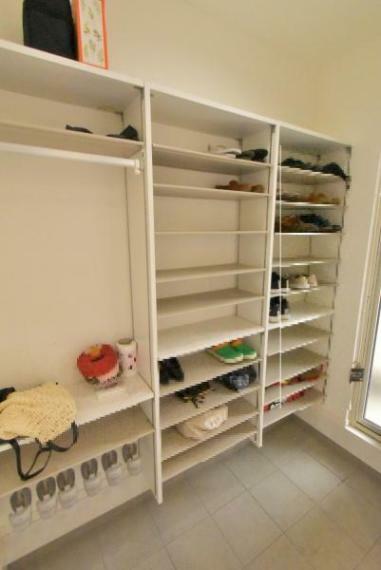 玄関 シューズクローク 棚がありたっぷり靴を収納できます!!