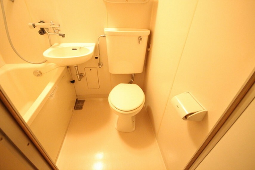 トイレ 白を基調とし、清潔感のある空間に仕上がりました。