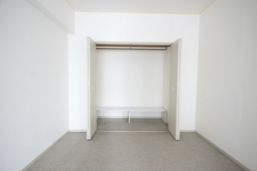両開きの扉がついていて、開口部広く、大きなものも入れやすいです。