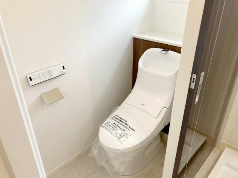トイレ 1階トイレ　温水洗浄機能付き便座