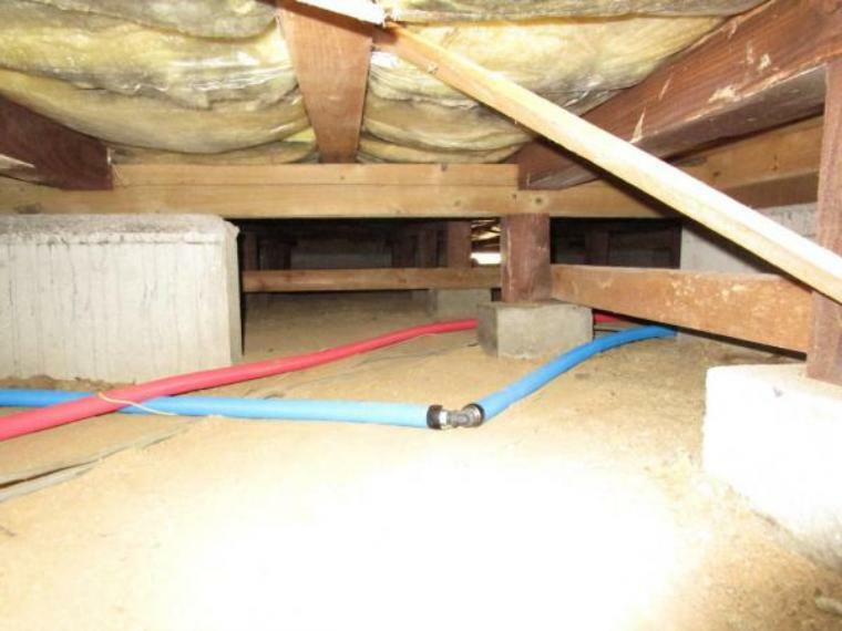 構造・工法・仕様 中古住宅の3大リスクである、雨漏り、主要構造部分の欠陥や腐食、給排水管の漏水や故障を2年間保証します。その前提で床下まで確認の上でリフォームし、シロアリの被害調査と防除工事もおこないました。