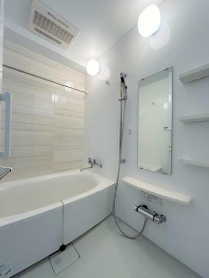 浴室 【浴室】浴室は徹底的にクリーニングしました。広めの浴室となっているので、身長の高い方でも足を延ばしてゆったりお風呂につかることができそうです。