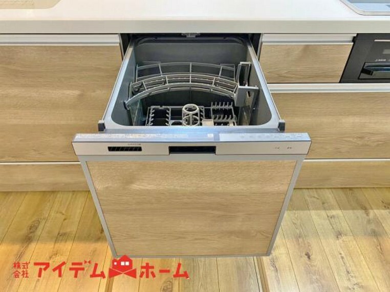 食器洗乾燥機付きで家族の食器もピカピカ。後片付けもラクラクこなせて、日々の生活には欠かせない便利設備。環境にも手にも優しいのがうれしいですね。