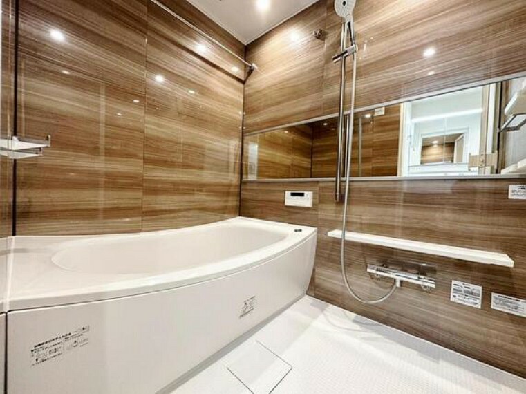 素敵なバスパネルと曲線デザインが美しい浴槽が高級感を感じさせる浴室に身も心も癒されます。疲れを癒す場所にふさわしい快適で清潔な空間で心も体もオフになる素晴らしいリラックスタイムをお楽しみください。