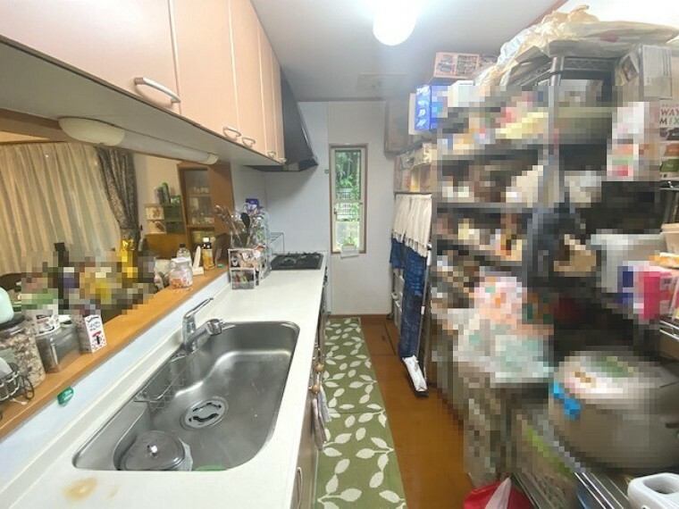 対面キッチンには窓があり、収納スペースもゆとりがあります。