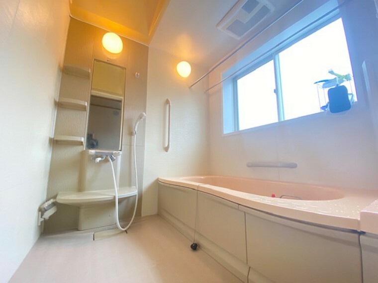 浴室 1坪以上のゆとりのあるユニットバスです。くつろぎのバスタイムをお楽しみいただけます。
