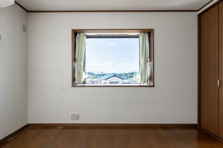 居間・リビング 南西側の居室です。出窓から富士山が望めます。（天候による）