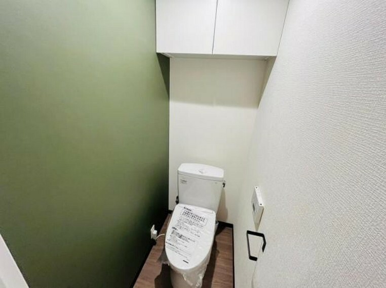 トイレ アクセントクロスでトイレもおしゃれな空間に！