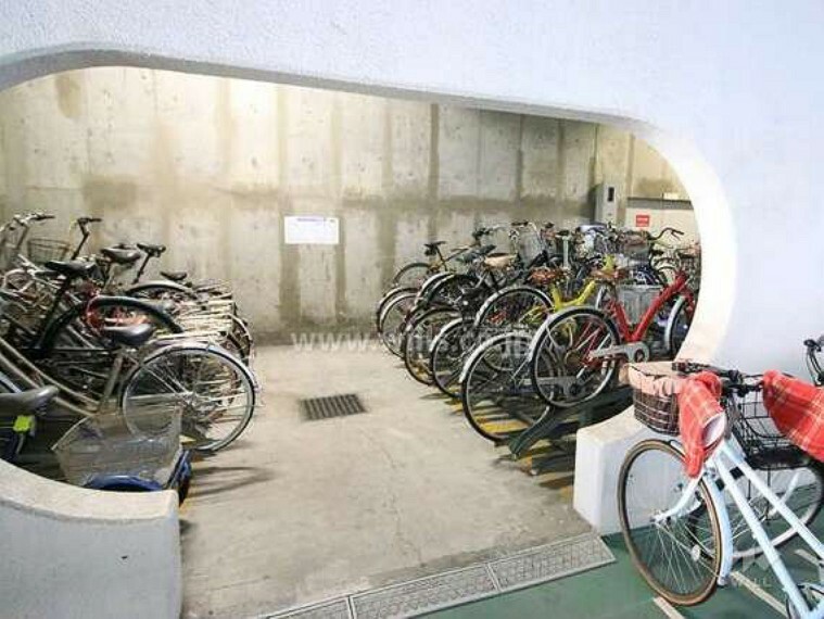 駐輪場 駐輪場です。屋内のため、雨の日も自転車が雨ざらしになる心配がなく安心してお停めいただけます。空き状況はお気軽にお問い合わせくださいませ。