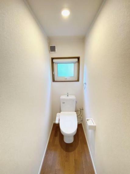 【リフォーム済】2階トイレです。新品交換しました。天井壁クロス張替え、照明交換、床クッションフロア張替えを行いました。