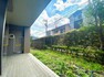 庭 LDKからつながる南側のテラスとお庭！明るい陽光が差し込む暖かなお庭です！