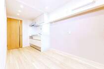 【キッチン】二つの居室に繋がるDK。ダウンライトが複数付けられており、お部屋が明るく感じられます。※画像はCGにより家具等の削除、床・壁紙等を加工した空室イメージです。