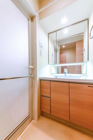 【洗面室】身だしなみのチェックがしやすい3面鏡。収納力も豊富で、スッキリとした空間です。現況と異なる場合があります。