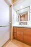 洗面化粧台 【洗面室】身だしなみのチェックがしやすい3面鏡。収納力も豊富で、スッキリとした空間です。現況と異なる場合があります。