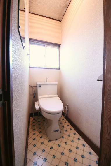 トイレ 災害時でも安心のタンク付きトイレ。1階と2階の2か所にトイレを設けています。