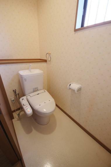 トイレ 1階トイレ タオルリングや飾り棚もあります！