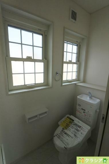 トイレ 2階トイレです。自然換気ができる小窓から自然な光が射し込みます。（2023年12月撮影）