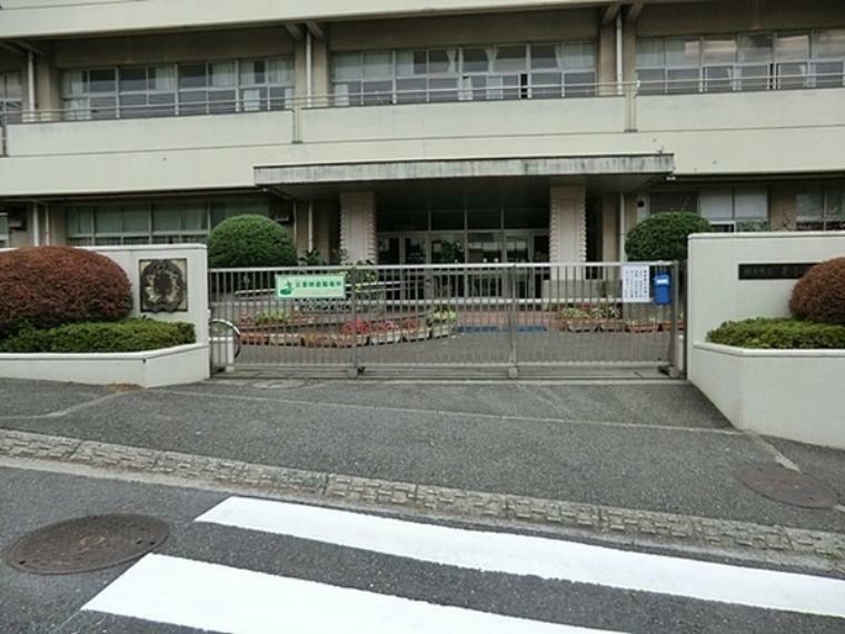 小学校 横浜市立東小学校 校歌は 昭和33年3月13日、講堂落成記念に制定する。 作詞は小林純一先生に作曲は中田喜直先生に依頼する。