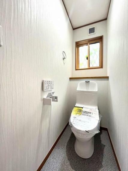 トイレ シンプルなデザインのトイレです。 小窓があり明るい光が降り注ぎます
