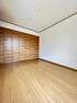 洋室 洋室ナチュラルな色味の床は家具をあわせやすく お部屋を穏やかな空間に導きます
