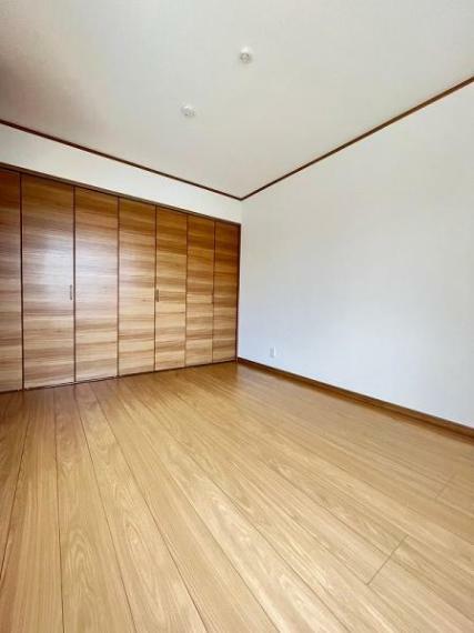 洋室 洋室ナチュラルな色味の床は家具をあわせやすく お部屋を穏やかな空間に導きます