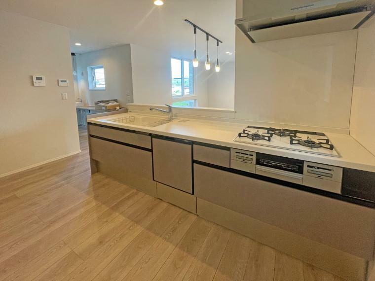 キッチン 2階キッチン:食器洗い乾燥機やガラストップコンロで、機能性の高いシステムキッチンを採用