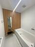 浴室 1階UB:木目調のアクセントパネルとライン照明で、スタイリッシュなお風呂に。
