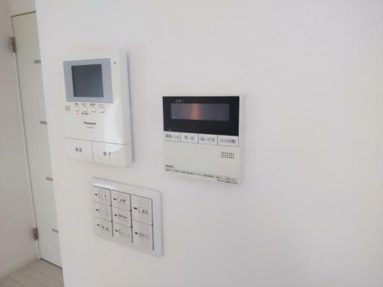 発電・温水設備 キッチン脇に追い焚き機能付き給湯リモコンが設置してあります。忙しい家事の合間でもボタン一つで湯張り・追い焚きできるのは便利で嬉しい機能です。