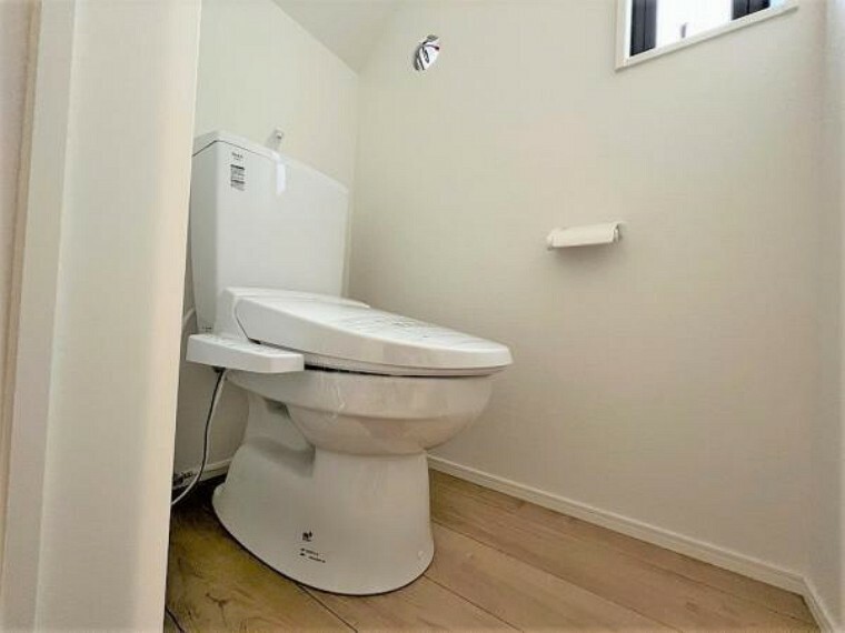トイレ 快適な使用感が人気の温水洗浄脱臭暖房機能を搭載。しかも汚れがつきにくく落ちやすい、洗浄力に優れた洗浄機能付トイレ。（1階）
